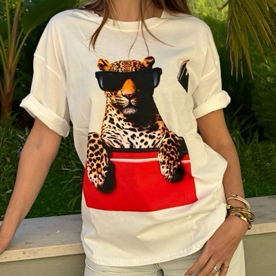 T-shirt branca com estampa de leopardo com óculos de sol e detalhe vermelho.