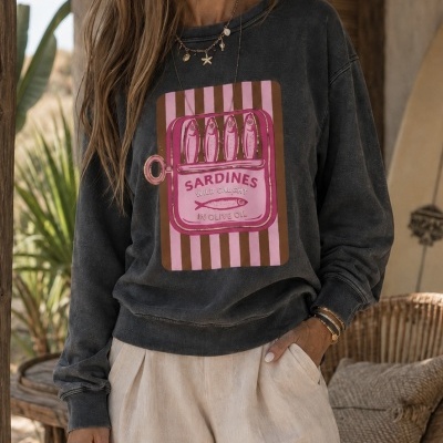 Sweatshirt preta com estampa de lata de sardinhas em rosa e castanho