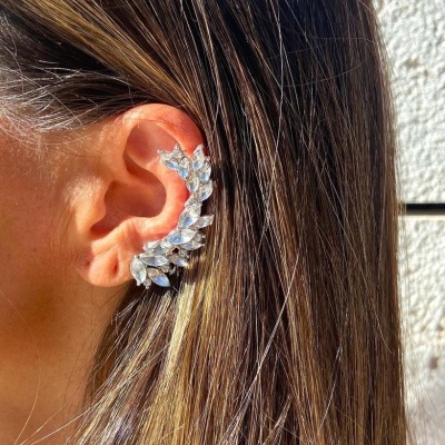Ear cuff com pedras brilhantes em forma de folhas na orelha