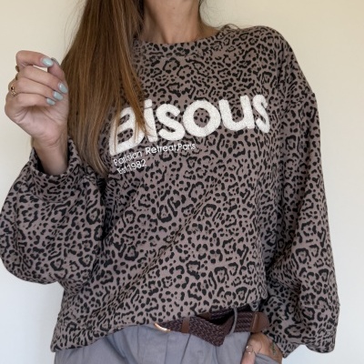 Sweatshirt castanha padrão animal com texto branco Bisous e calças cinzentas com cinto castanho