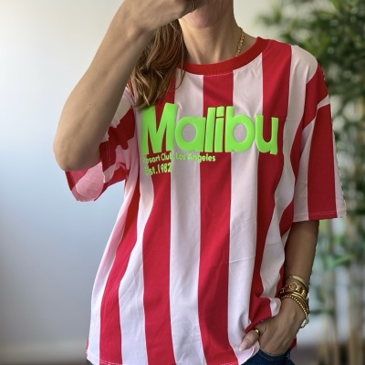 Camisola vermelha e branca com texto verde neón Malibu