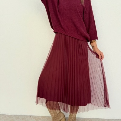 Conjunto feminino com camisola de malha borgonha, saia midi plissada de tule borgonha e botas cowboy bege