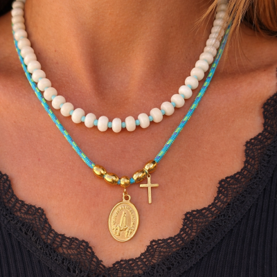 Colar branco e azul com medalha e cruz dourada no pescoço