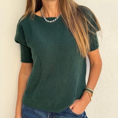 Camisola de malha verde escura com mangas curtas e jeans azul