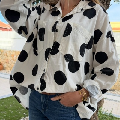 Camisa branca com bolinhas pretas e calças de ganga