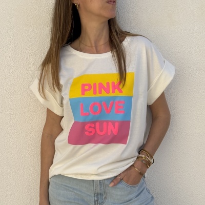 T-shirt branca com estampado colorido e palavras em rosa