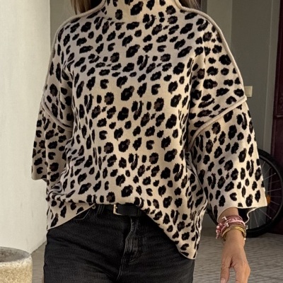 Camisola gola alta animal print bege e preto