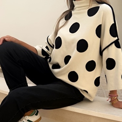 Camisola branca de malha com bolinhas pretas e calças pretas