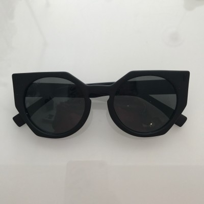 Óculos de sol com armação preta e lentes escuras