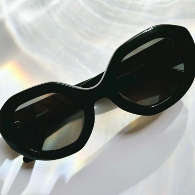 Óculos de sol pretos com armação grossa e lentes escuras sobre fundo branco