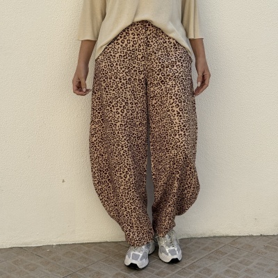 Calças animal print castanho e bege com ténis brancos