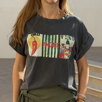 T-shirt cinzenta escura com estampado colorido e palavras CHILLI, AMORE, VINO