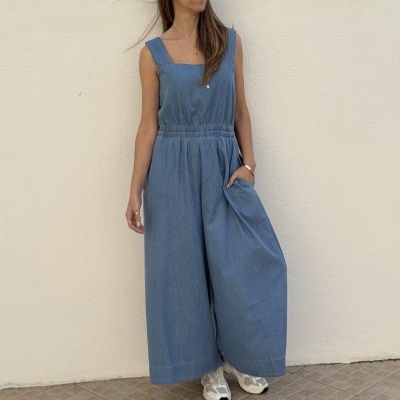 Macacão azul claro em tecido jeans leve com alças largas e pernas largas