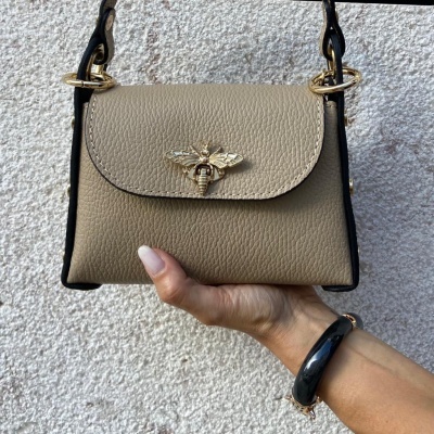 Mala pequena bege com abelha dourada e tiras pretas