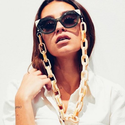 Óculos de sol com corrente de elos grandes em vários tons