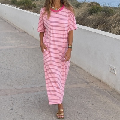 Vestido comprido rosa às riscas horizontais com gola rosa