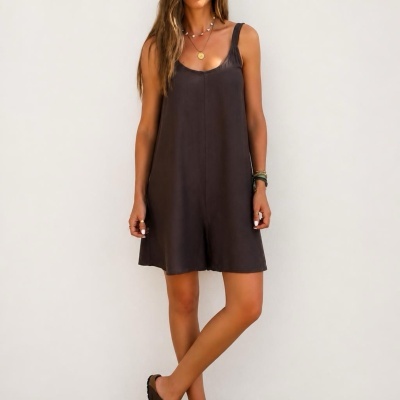 Vestido curto castanho escuro de alças largas com acessórios