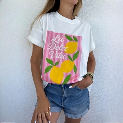 T-shirt branca com estampa colorida de limões e texto La Dolce Vita e calções de ganga