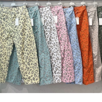 Calças com padrão animal print em várias cores penduradas em cabides