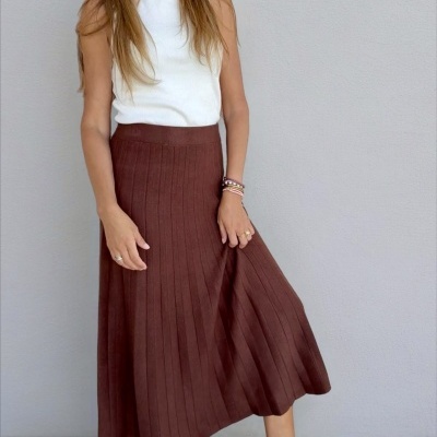 Saia longa castanha com riscas verticais e camisola branca de alças com ténis brancos