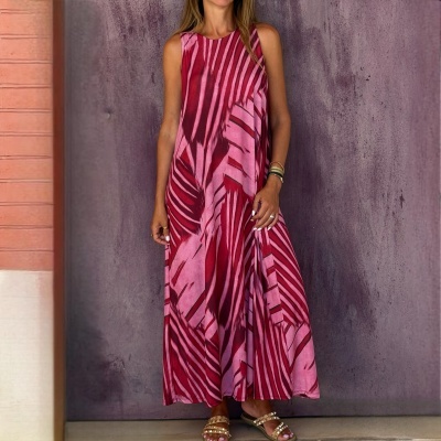 Vestido comprido rosa e vermelho com padrão de riscas e folhas