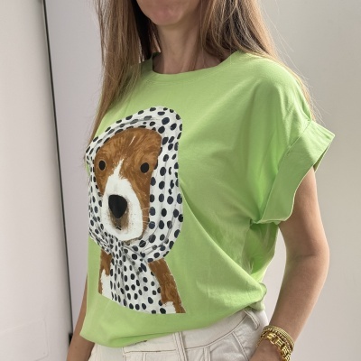 T-shirt verde lima com estampa de cão com lenço de bolinhas e pulseiras douradas