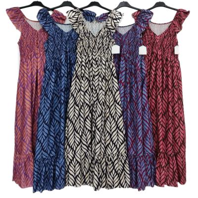 Cinco vestidos de cores diferentes com estampa de folhas pendurados em cabides pretos.