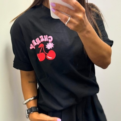 T-shirt preta com cerejas vermelhas e texto rosa CHERRY