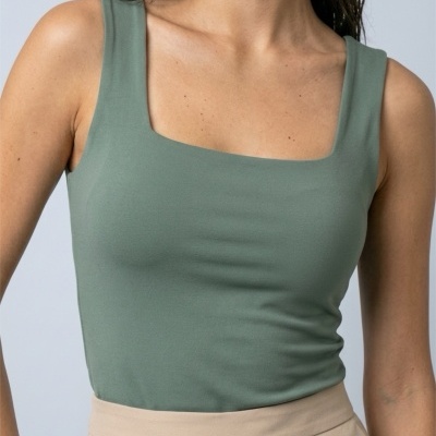 Top verde feminino com decote quadrado e alças largas