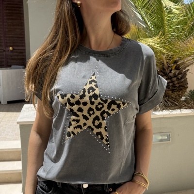 T-shirt cinzenta com estampa de estrela com padrão de onça e brilhantes.