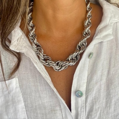 Colar de corrente grossa metálica prateada com elos entrelaçados