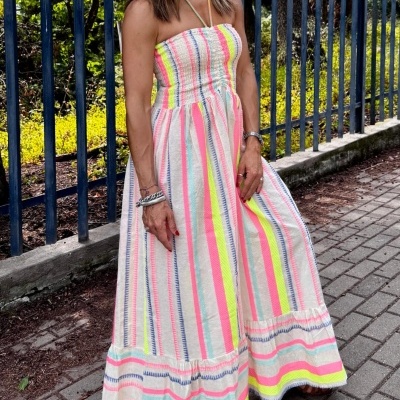 Vestido comprido às riscas verticais coloridas com folho na bainha