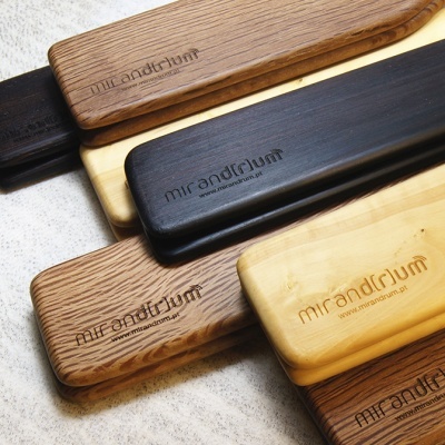 Suportes de madeira para pulsos com gravação mirandrium