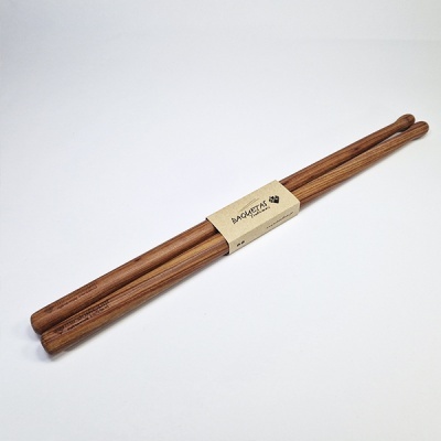 Par de baquetas de madeira com etiqueta BACHETAS