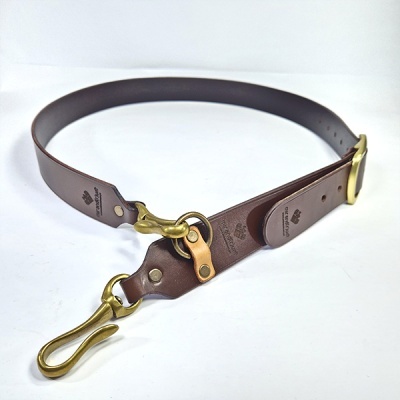 cinto em pele castanha com fivela e gancho metálico dourado