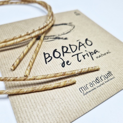 Corda bordão de tripa natural com embalagem de cartão ondulado