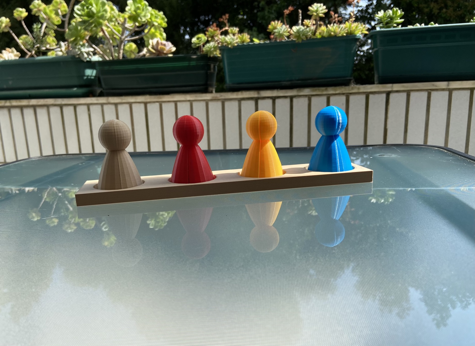 Frações # Pinos Quatro peças de jogo de madeira coloridas sobre base de madeira clara