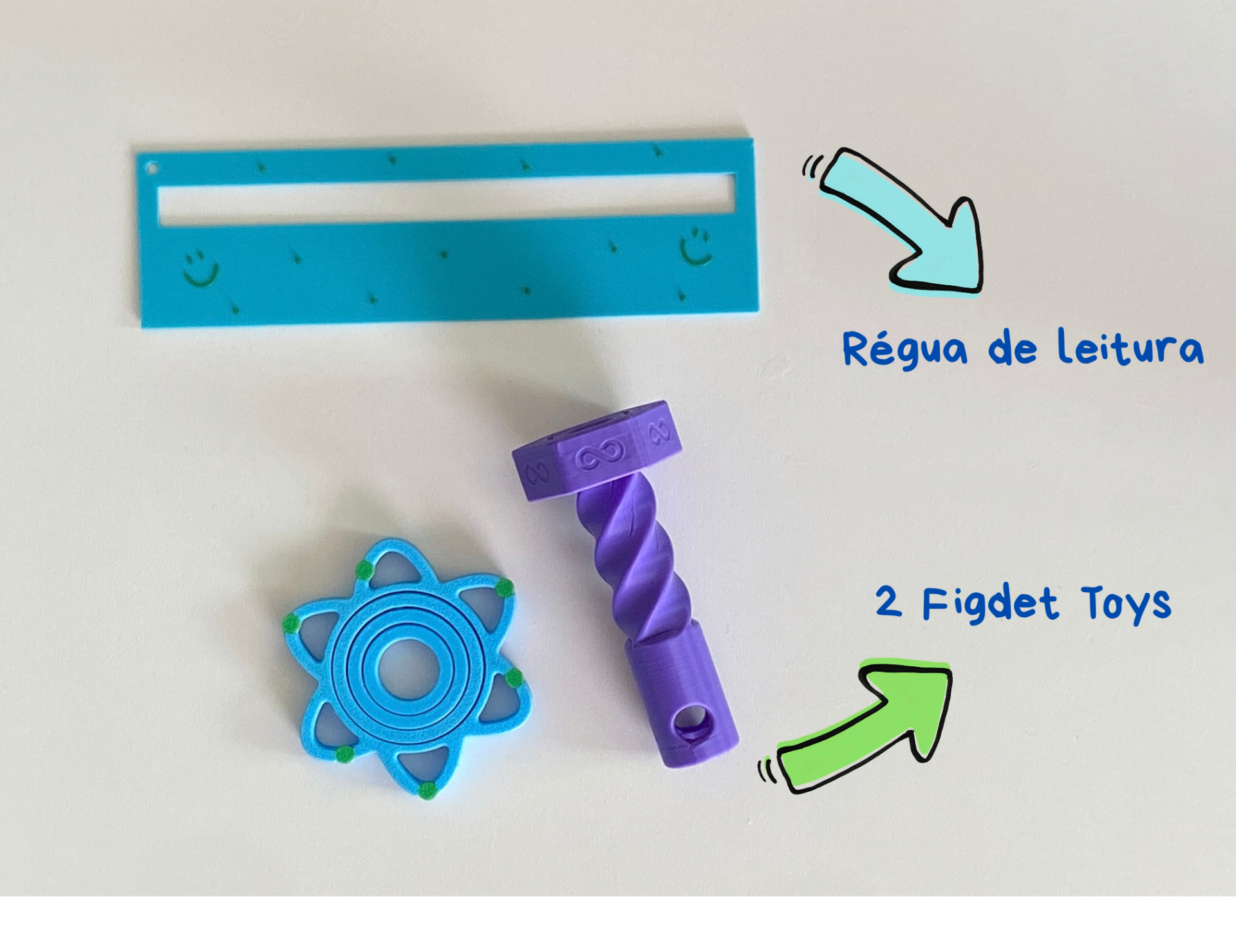 Kit Fidget Toys + Alfabetos + Régua de Leitura Régua azul, peça fidget toy azul circular e brinquedo fidget roxo torcido sobre superfície branca