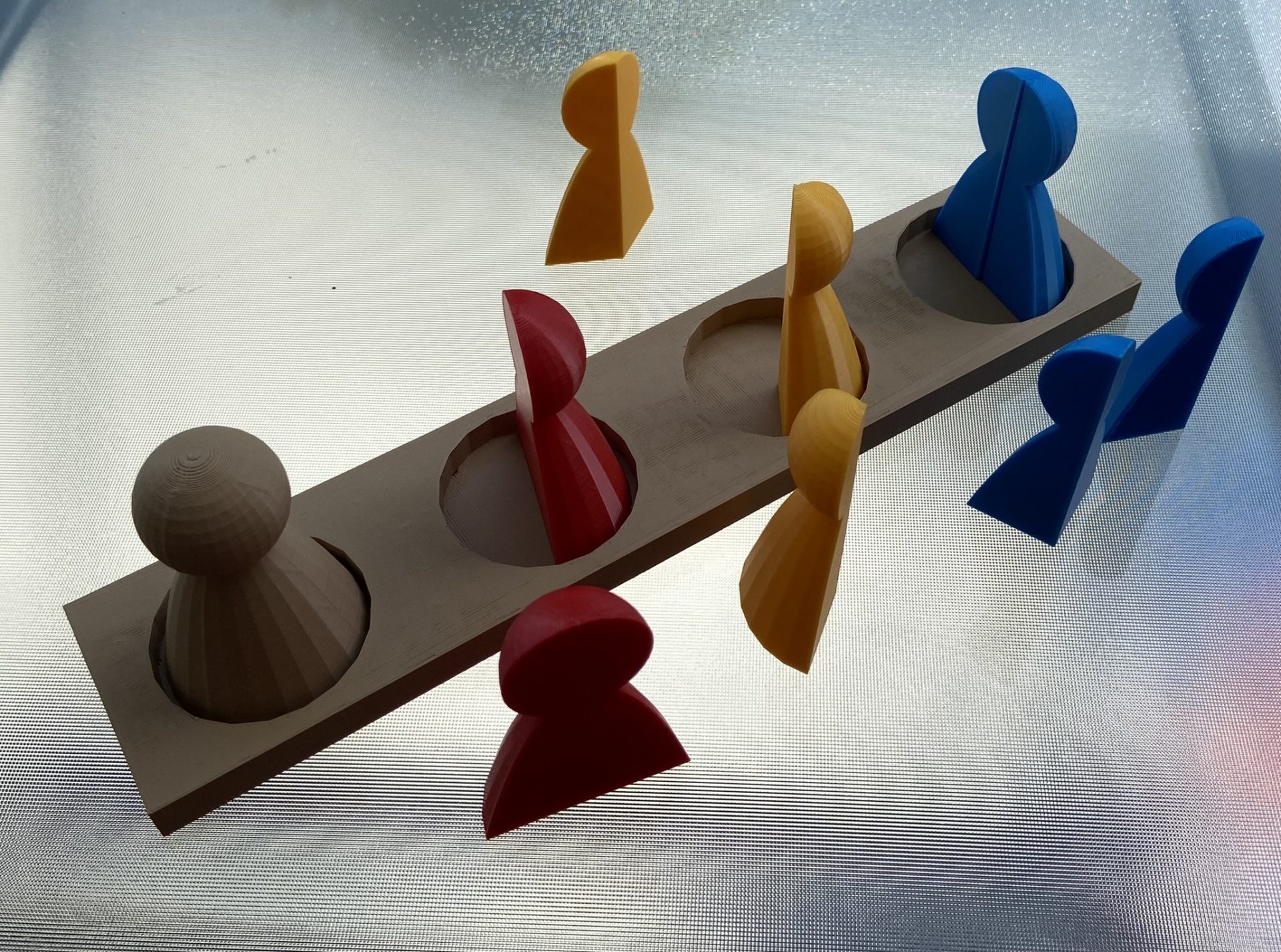 Frações # Pinos Peças de madeira coloridas e base de madeira clara sobre vidro texturizado