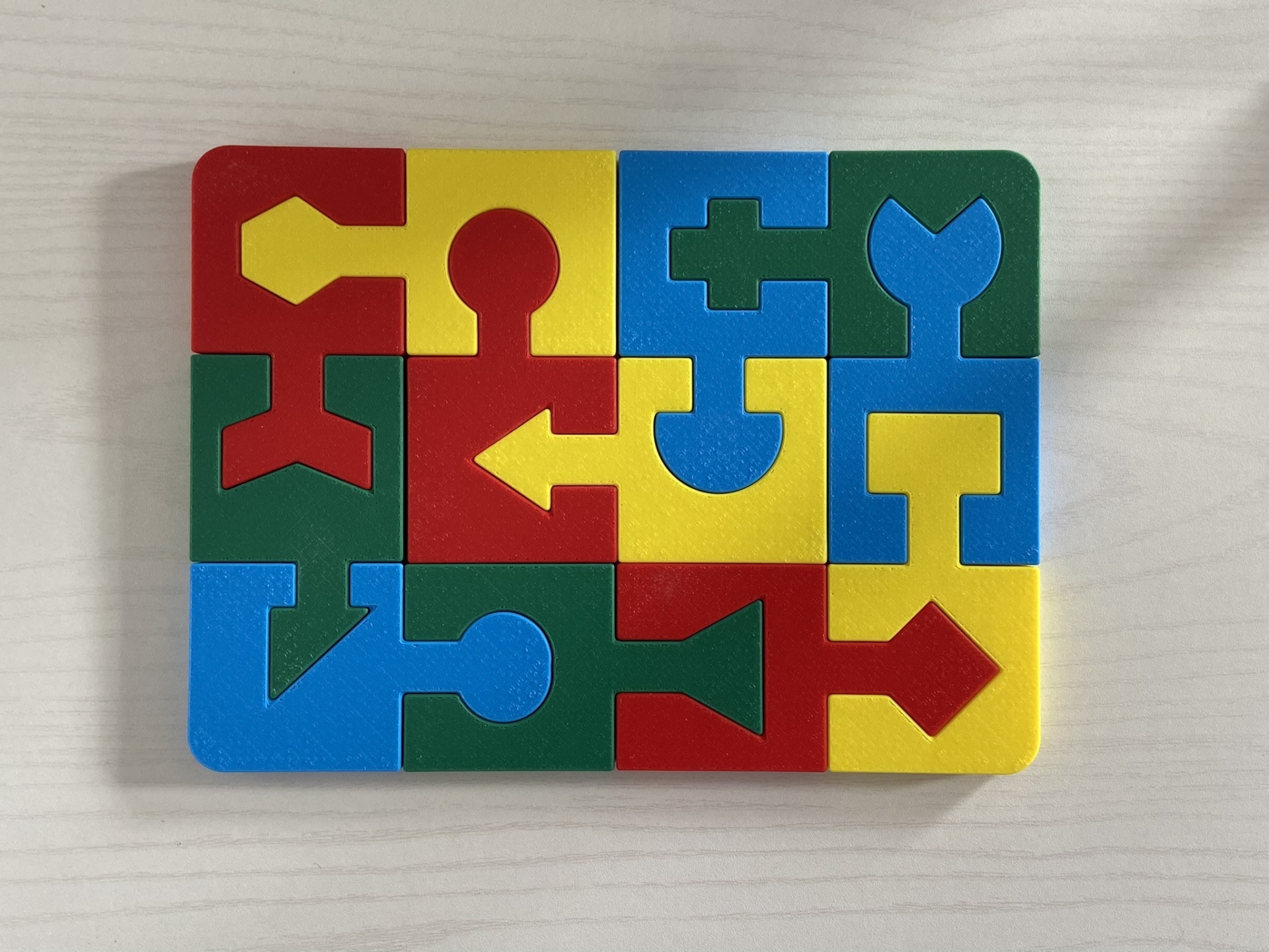 Puzzle educativo # 4 cores Puzzle colorido de madeira com formas geométricas e setas