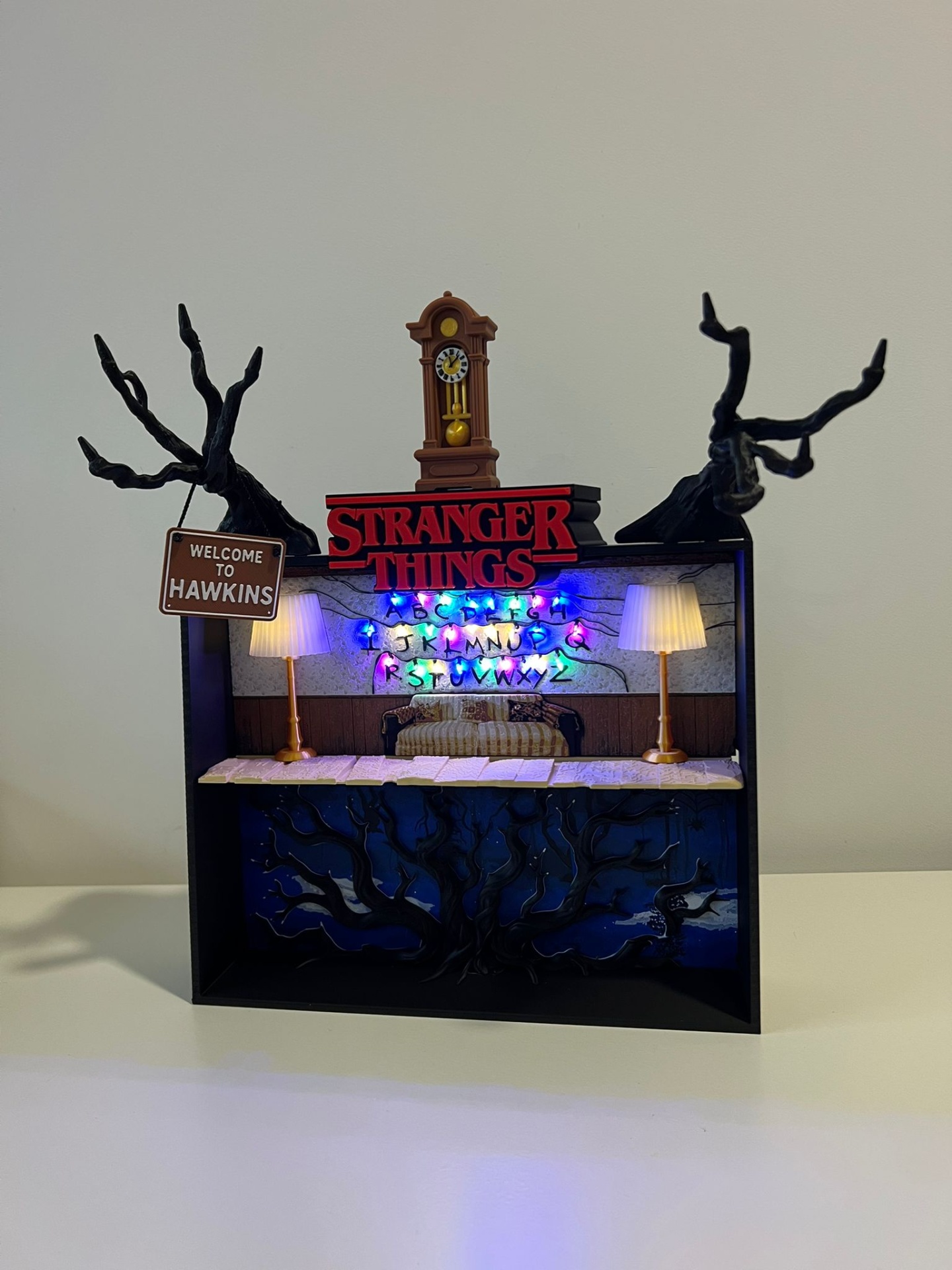 Estante exclusiva para figuras Stranger Things - Kinder Joy Decoração miniatura Stranger Things com iluminação LED e elementos da série