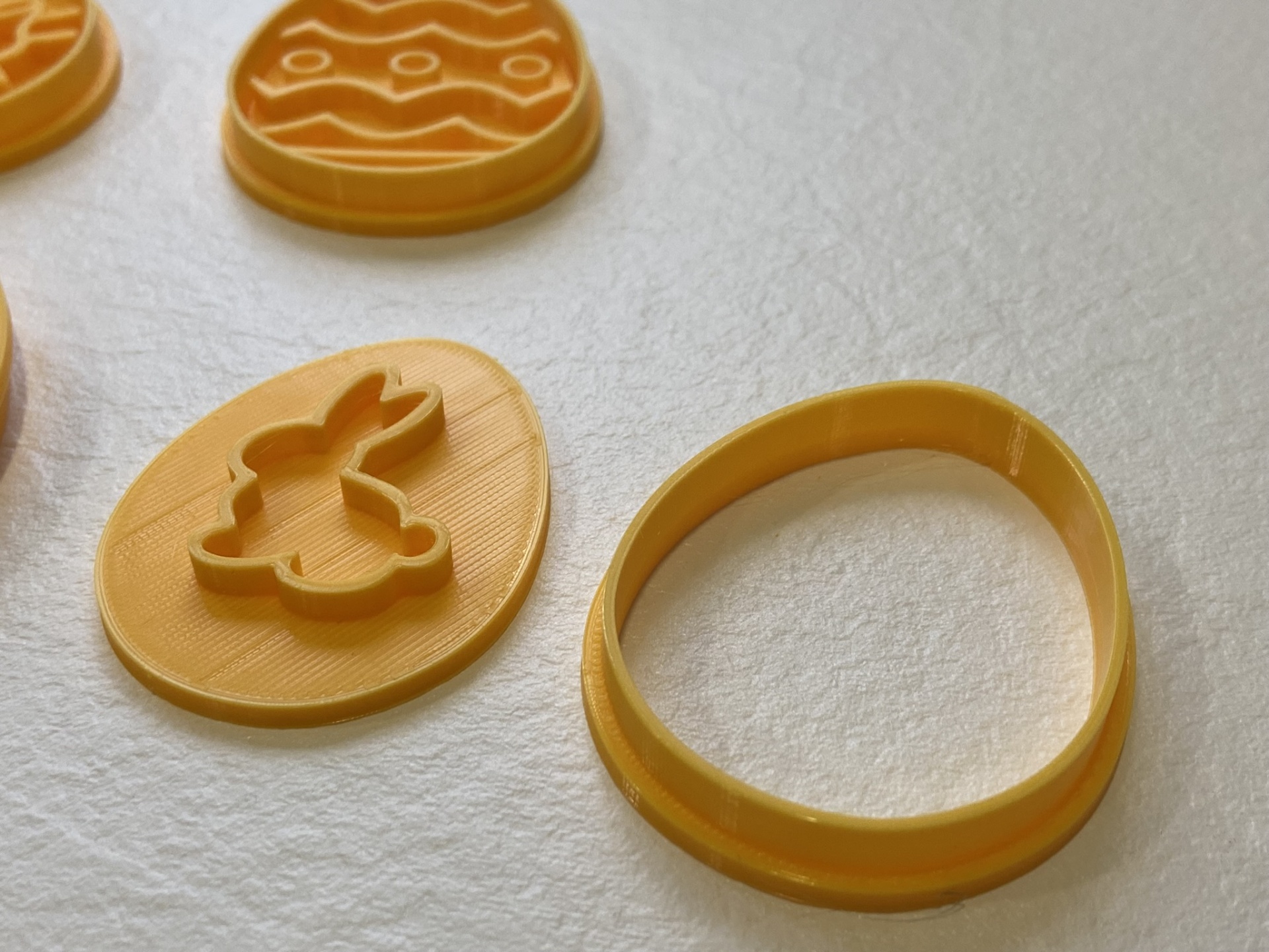 Cortadores # Ovos da Páscoa Cortadores de massa americanos em forma oval, ovo de Páscoa e coelho, cor laranja