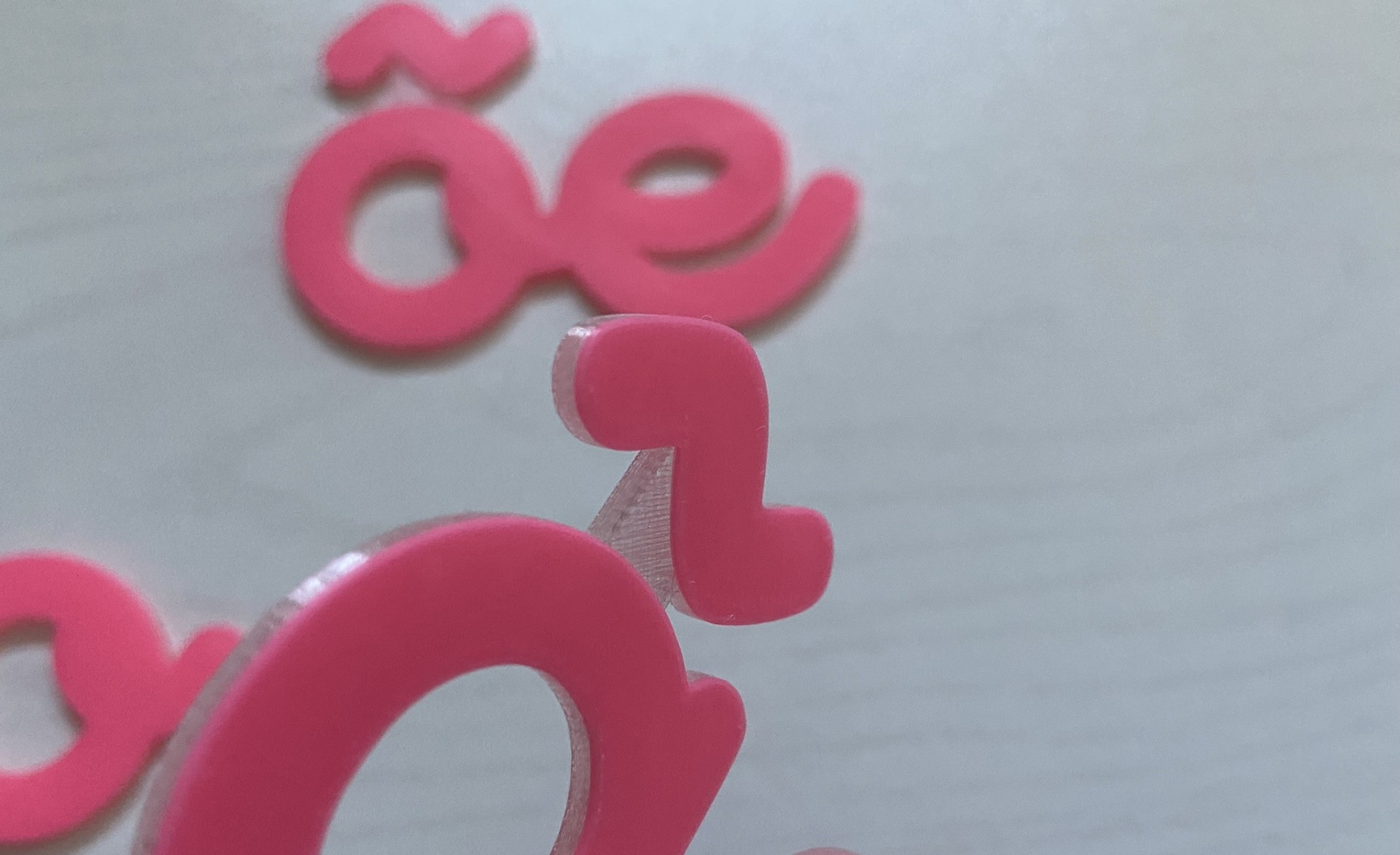 Ditongos # cor de rosa # tamanho grande Letras minúsculas cor-de-rosa num fundo branco