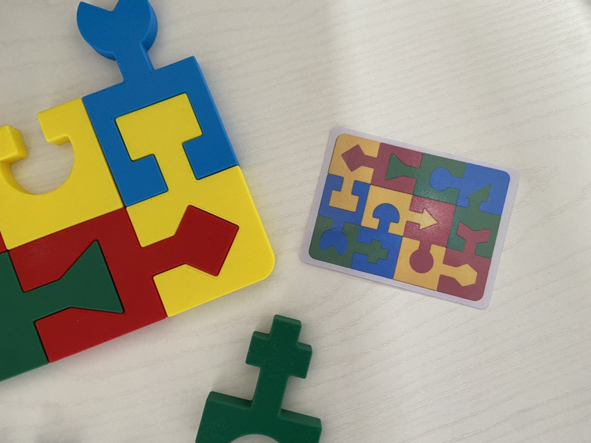 Puzzle educativo # 4 cores Puzzle de encaixe colorido em madeira com carta ilustrativa
