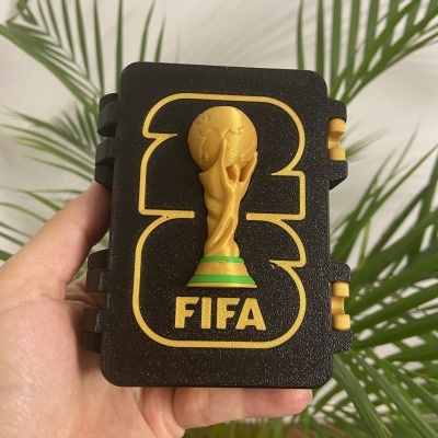 Caixa preta com símbolo da FIFA em dourado segurada por uma mão