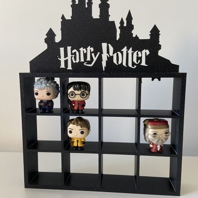 Estante preta com forma de castelo e texto Harty Potter com quatro bonecos Funko Pop.