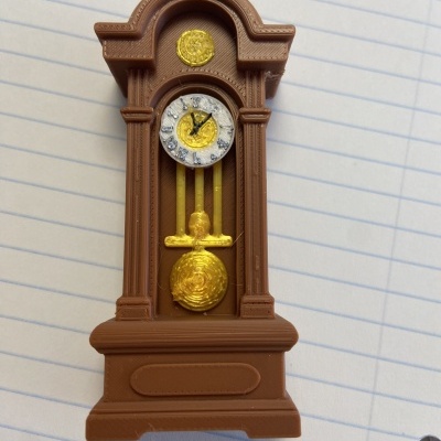 Relógio de pêndulo decorativo em plástico castanho com detalhes dourados e mostrador branco