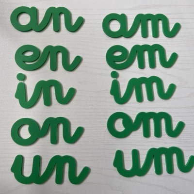 Peças verdes de palavras com combinações de duas letras sobre superfície branca