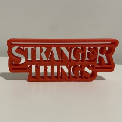 Decoração vermelha com texto STRANGER THINGS