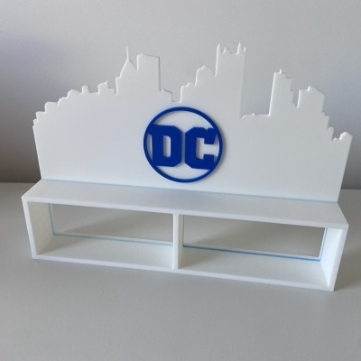 Estante branca com skyline da cidade e logo azul da DC